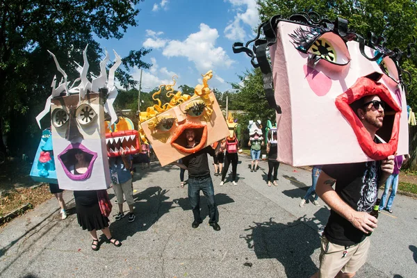 Hatalmas kézzel maszkot viselő emberek járni Atlanta fesztivál felvonulás — Stock Fotó