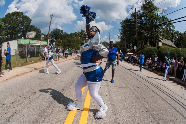 Männliche Cheerleader in weißen Strumpfhosen stolzieren bei Atlanta-Parade — Stockfoto