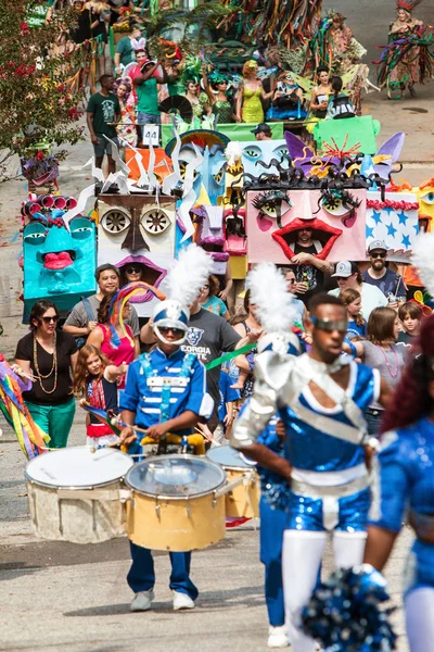 의상을 입은 사람들이 절충 주의 애틀랜타가 축제 퍼레이드에서 도보로 — 스톡 사진