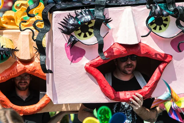 穿着巨大的手工面具的男士在亚特兰大的节日游行中漫步 — 图库照片