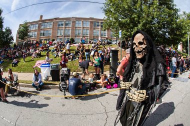 Atlanta, Ga, Amerika Birleşik Devletleri - 21 Ekim 2017: Atlanta, Ga 21 Ekim 2017 üzerinde küçük beş puan Cadılar Bayramı geçit töreni izlemek için toplama bir kalabalık tarafından grim reaper yürür gibi giyinmiş bir kişi.  