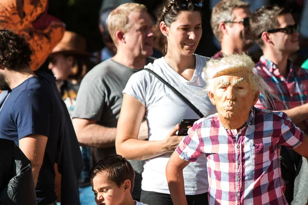 Atlanta Octubre 2017 Niño Lleva Una Máscara Donald Trump Desfile —  Fotos de Stock