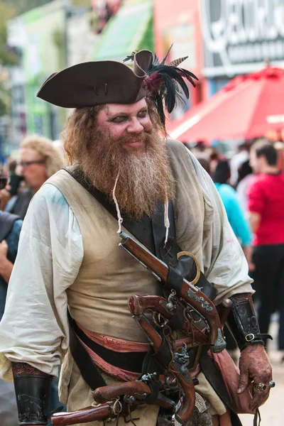 亚特兰大 2017年10月21日 一名男子身着精心设计的海盗服装与枪皮套满手枪 米尔斯关于人群在小五点万圣节游行在2017年10月21日在亚特兰大 — 图库照片