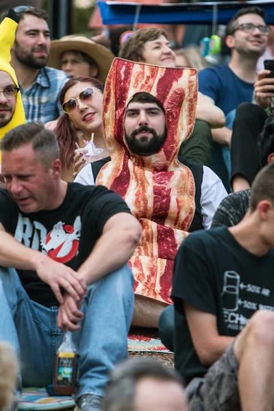 Atlanta Usa Ottobre 2017 Uomo Indossa Costume Pancetta Mentre Siede — Foto Stock