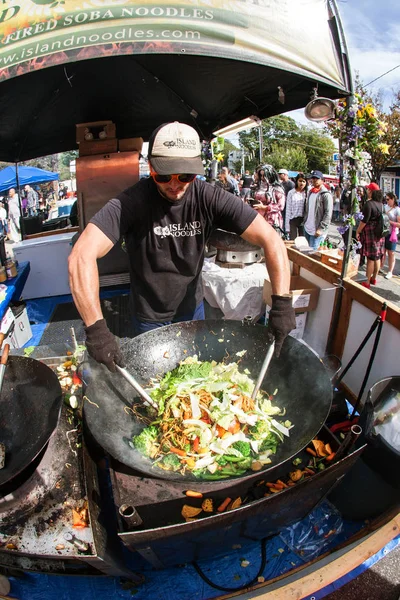 Atlanta Verenigde Staten Oktober 2017 Een Restaurant Werknemer Mengt Noedels — Stockfoto