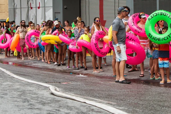 People Stand In Line Holding Innertubes Waiting For Water Slide — Stock Photo, Image
