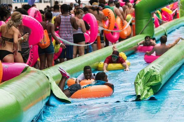 Cientos de personas participan en un enorme evento de toboganes de agua en Atlanta —  Fotos de Stock