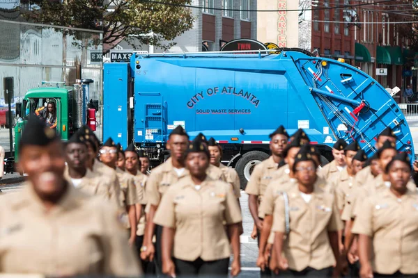 Caminhão de lixo bloqueia rua como precaução anti-terrorismo no desfile — Fotografia de Stock
