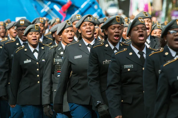 High School Military Cadets Sound Off At Veterans Day Parade — Stock Photo, Image