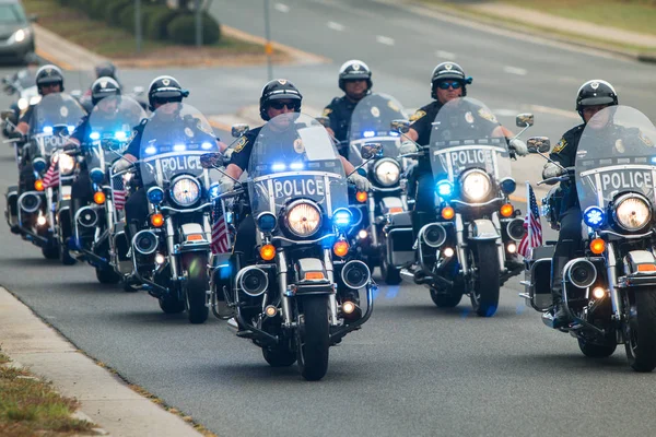 摩托车警察在慈善骑自行车上为骑车的骑手护航 — 图库照片