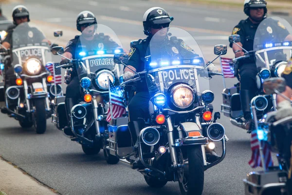 骑摩托车的警察在慈善旅行中为骑车的车手提供护送 — 图库照片