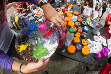 Kadın Squirts boya üzerine minyatür Pumpkins süslemek için paleti