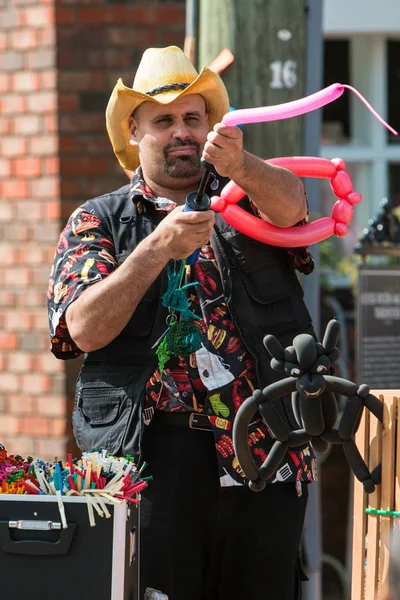 Hombre vendedor hace globos animales en Georgia Otoño Festival evento —  Fotos de Stock