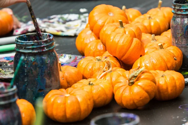 Miniatuur pompoenen wachten om te worden geschilderd op Fall Festival — Stockfoto