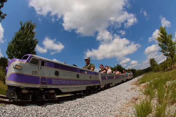 Gezinnen rit realistische miniatuur trein in Georgië Railroad Museum — Stockfoto