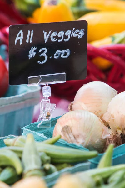 Cartel promueve todas las verduras por tres dólares en el mercado de agricultores —  Fotos de Stock