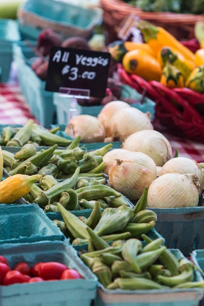 Vegetales se sientan a la venta en Georgia Farmers Market — Foto de Stock
