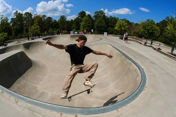 Hombre realiza Midair truco en el tazón en el parque de skate —  Fotos de Stock