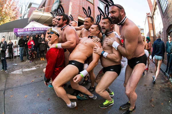 Muži nosí Speedos představují pro fotografie v Santa Speedo běh — Stock fotografie