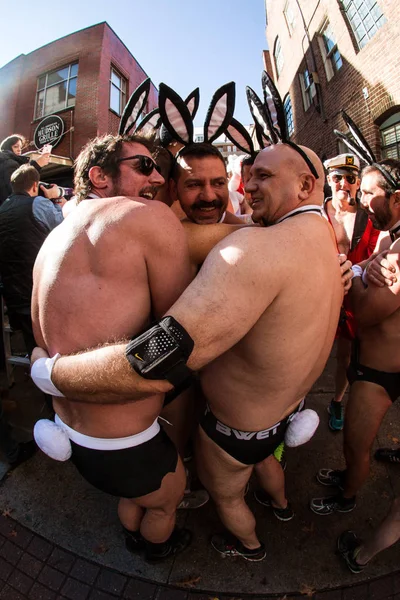 Άντρες φορώντας Speedos και Playboy Μπάνι αξεσουάρ ρίγος πριν — Φωτογραφία Αρχείου
