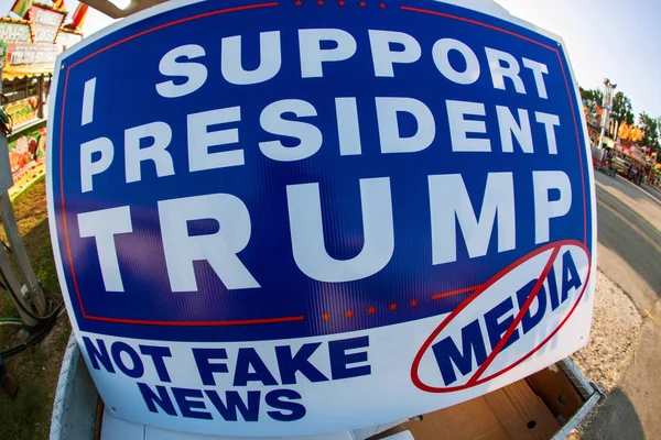 Sign Says I Support President Trump Not Fake News Media — Stock Photo, Image