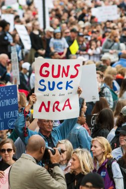 Adam bizim yaşamımız için Mart, Anti Nra işaret tutan