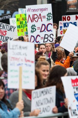 Protestocular sinyalleri bizim yaşamımız için Atlanta Mart tutun