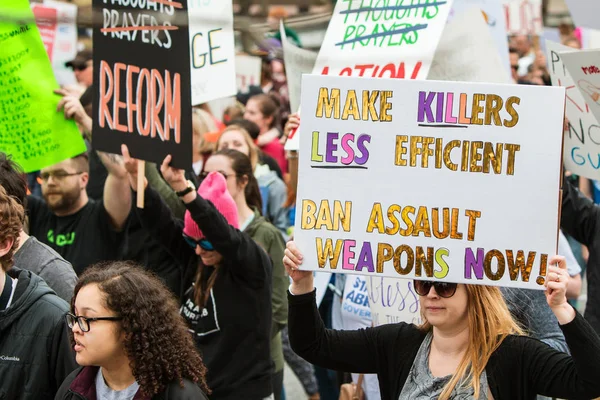 Mujer sostiene cartel caminando en Atlanta Marcha por nuestras vidas — Foto de Stock