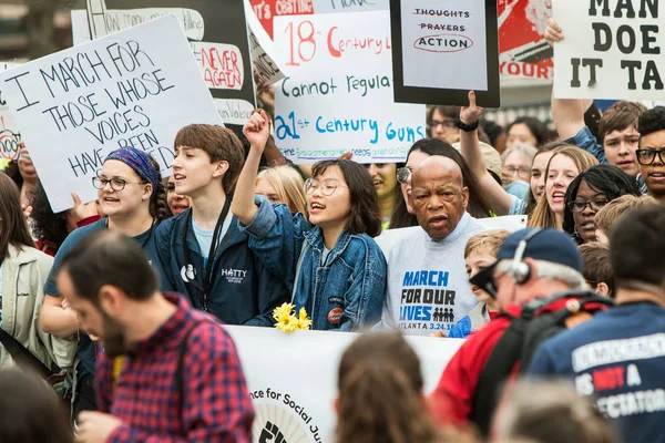 Congresista se une a los adolescentes en Atlanta Marcha Para Nuestro Evento de Vidas —  Fotos de Stock