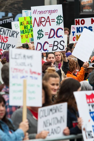 Manifestantes sostienen letreros en la marcha de Atlanta por nuestras vidas —  Fotos de Stock