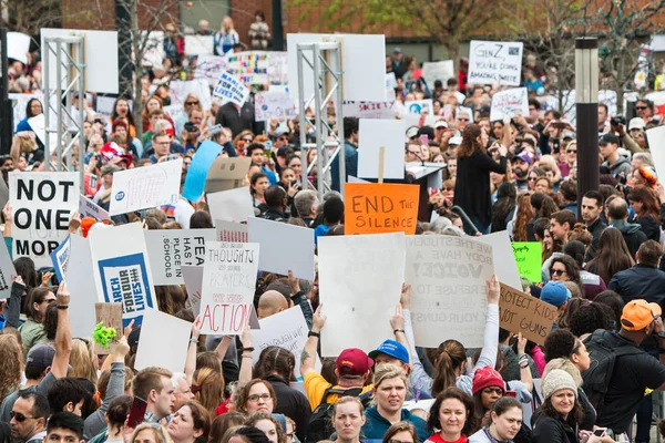 Stor folkmassa samlar för Rally på mars för våra liv — Stockfoto