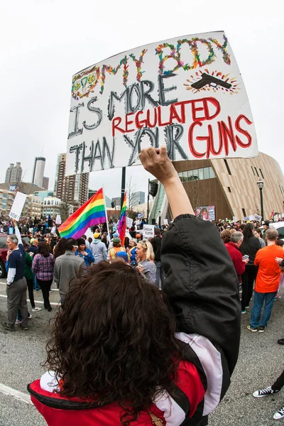 Vrouw houdt Gun verordening teken op maart voor ons leven — Stockfoto