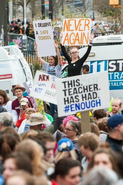Adolescentes sostienen letreros en Atlanta marchan por nuestras vidas — Foto de Stock