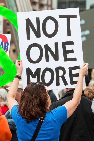 Frau hält Anti-Waffen-Schild bei Marsch für unser Leben — Stockfoto