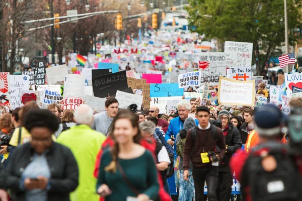 数以千计的示威者参加亚特兰大3月为我们的生活 — 图库照片