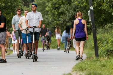 Atlanta Beltline Yolu boyunca Motorlu Scooter süren Gençler