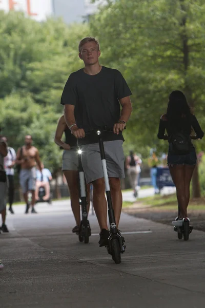 Jonge volwassenen rijden gemotoriseerde scooters op de Atlanta Beltline Trail — Stockfoto