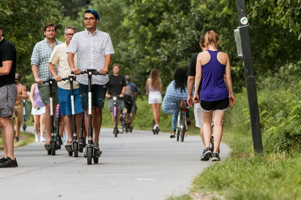 Jovens homens montam scooters motorizados ao longo Atlanta Beltline Path — Fotografia de Stock