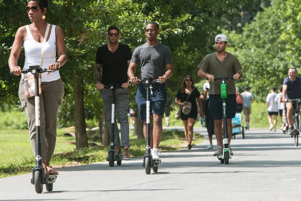 Różnorodni ludzie jeżdżą skuterami motorowymi wzdłuż Atlanta Beltline Trail — Zdjęcie stockowe