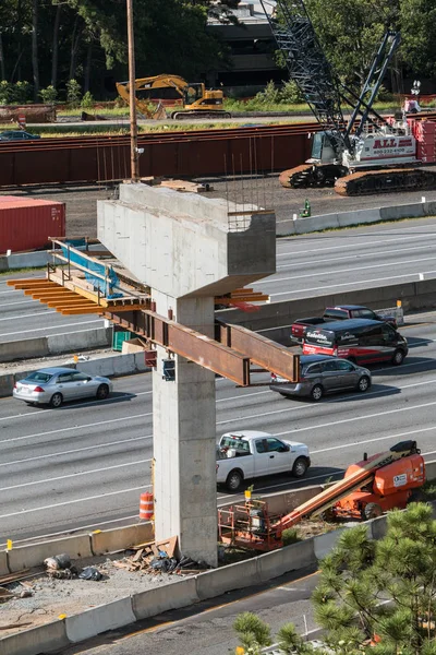 Pionowe ujęcie wiaduktu mostowego jest budowane w Metro Atlanta — Zdjęcie stockowe