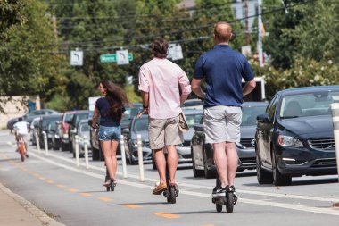 Atlanta, GA, ABD - 10 Ağustos 2019: Motosikletli birkaç kişi 10 Ağustos 2019 'da Atlanta, GA' da Piedmont Parkı 'nın yanındaki bir caddede motosiklet yoluna çıktılar..