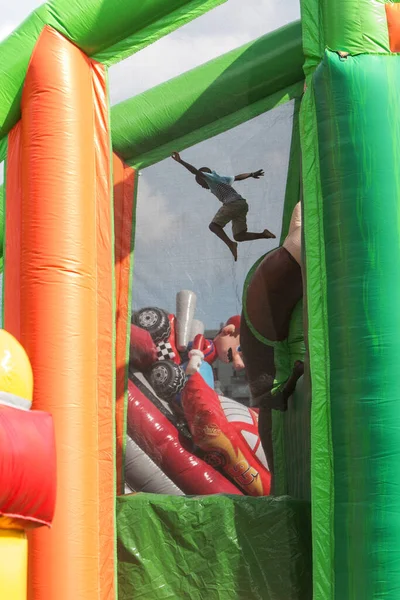 アトランタ 8月10 2019 男の子が2階建ての高さから柔らかいプラスチックピットに飛び込み 巨大なインフレータブルで楽しい一日を過ごします — ストック写真