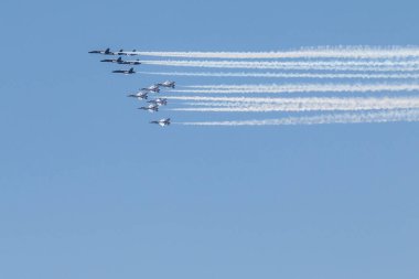 Atlanta, GA, ABD - 2 Mayıs 2020: Hava Kuvvetleri Thunderbird 'leri ve Donanma Mavi Melekleri Atlanta şehir merkezinde 2 Mayıs 2020 tarihinde Atlanta, GA.