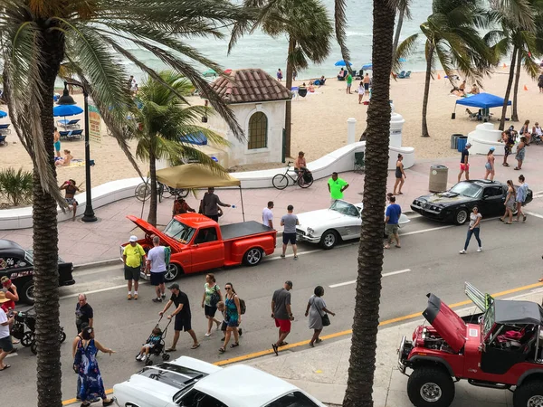 Lauderdale Florida May 2019 Люди Дивляться Вінтажні Автомобілі Вишикувані Шосе — стокове фото