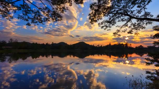 Pôr-do-sol bonito e reflexão 4K Time Lapse — Vídeo de Stock