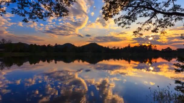Schöner Sonnenuntergang und Reflexion 4k Zeitraffer (nach oben kippen) — Stockvideo
