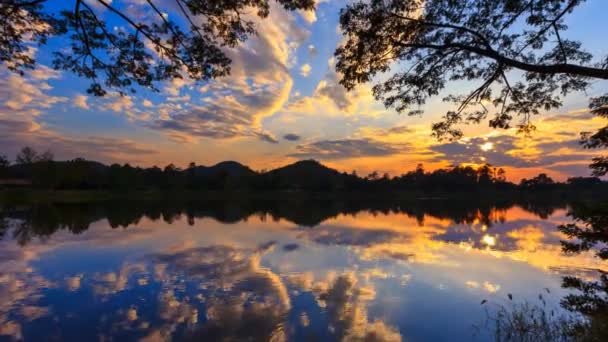 Prachtige zonsondergang en reflectie 4k Time Lapse (inzoomen) — Stockvideo