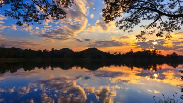 Prachtige zonsondergang en reflectie 4k Time Lapse (uitzoomen) — Stockvideo