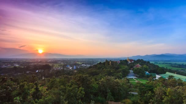 Wat Phrathat Doi Saket tempel op de berg en landschap zonsondergang van Chiang Mai, Thailand 4k Landmark tijd Lapse zonsondergang — Stockvideo