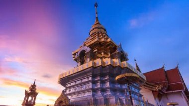 Gece zaman atlamalı için WAT Phrathat Doi Saket Simgesel Yapı tapınak Chiang Mai, Tayland 4k gün (uzaklaştırmak)